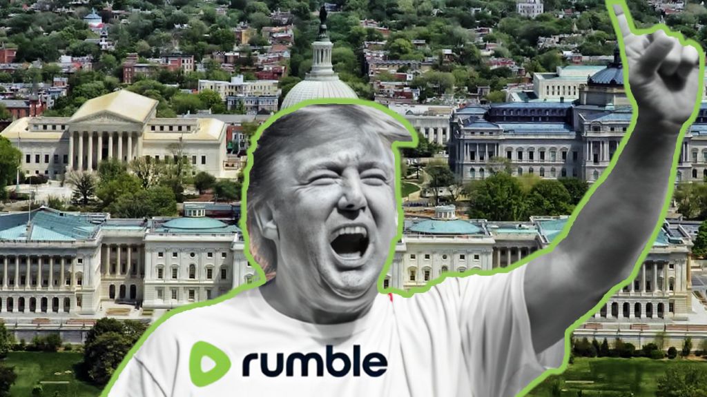 Trump en t-shirt blanc avec logo Rumble devant le Capitole