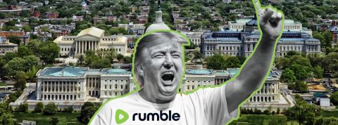 Trump en t-shirt blanc avec logo Rumble devant le Capitole
