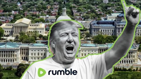 Trump en t-shirt blanc avec logo Rumble devant le Capitole