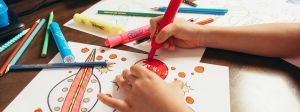 Gros plan sur les mains d'un enfant qui dessine