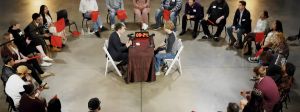des gens qui debattent entouré d'un groupe d'individus