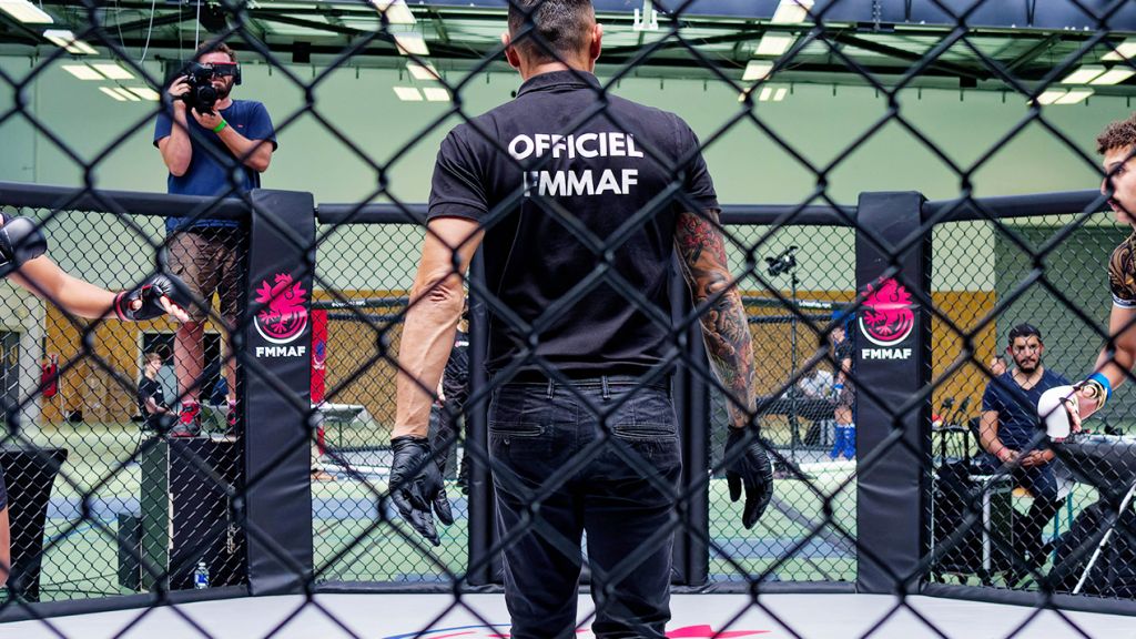 Un combat entre une jeune femme et un jeune homme du Marseille Fight Club
