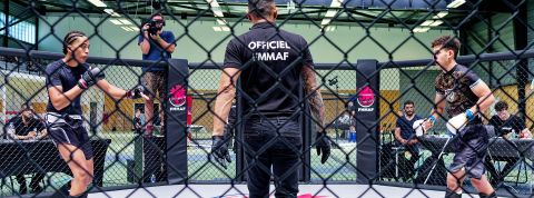 Un combat entre une jeune femme et un jeune homme du Marseille Fight Club