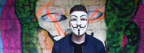 Un homme avec un masque V pour Vendetta