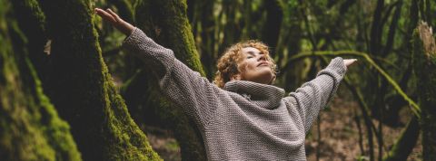 Femme s'étirant dans une foret