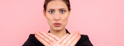 Une jeune femme qui dit non avec ses mains