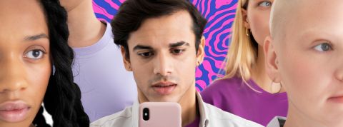 De jeunes ados avec le garçon au centre sur son smartphone, les autres les yeux dans le vague