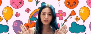 une jeune fille aux cheveux bleus