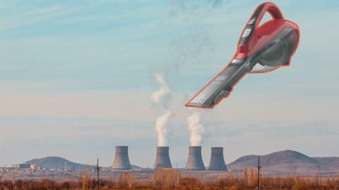 Un aspirateur au dessus des cheminées fumantes d'une usine