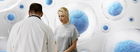 Une jeune femme et un médecin sur fond d'ovocytes bleu