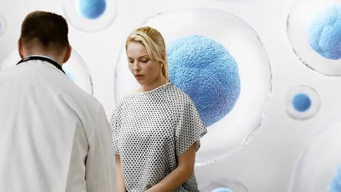 Une jeune femme et un médecin sur fond d'ovocytes bleu