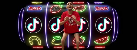 Un homme malade très maigre machine à sous avec 4 logos TikTok