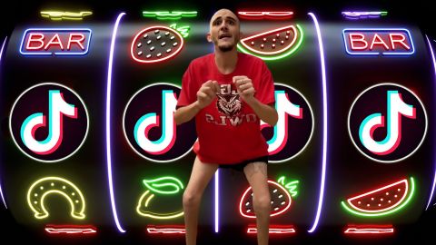 Un homme malade très maigre machine à sous avec 4 logos TikTok