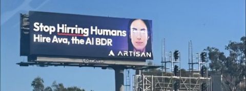 Une énorme pub proposant d'engager des IA plutôt que des humains