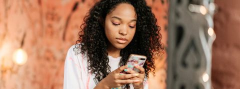 Une jeune metisse sur son smartphone