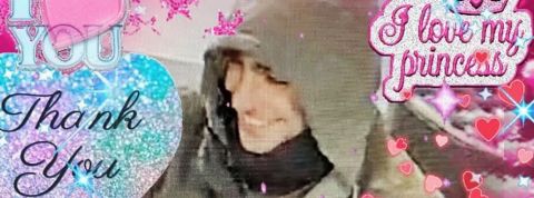un homme en capuche entouré d'inscriptions roses