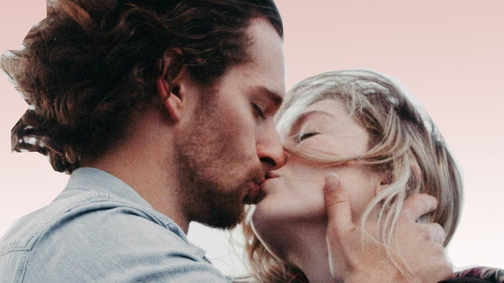 Un couple s'embrasse les yeux fermés
