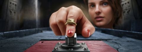 Une femme appuie sur un bouton