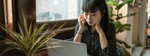 Une Chinoise dans un espace. de coworking