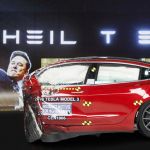 une voiture tesla qui se crash sur un Elon qui fait un salut nazi