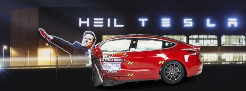 une voiture tesla qui se crash sur un Elon qui fait un salut nazi