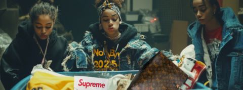 Trois GenZ pas intéressées devant une poubelle contenat des accessoires de luxe