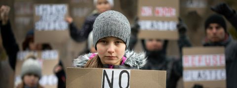 Une jeune et belle militante avec une pancarte  - No - 