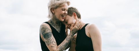 Un eocuple de lesbiennes tatouées