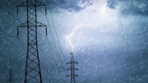 pylone et éclair lors d'un orage