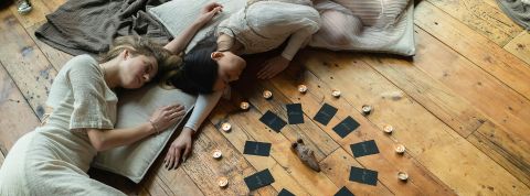 Deux filles allongées dans une séance ésotérique
