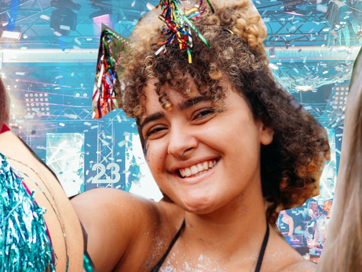 Trois filles font la fête tout en paillettes