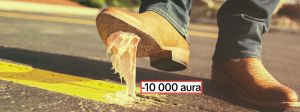 Un chewing-gum sous la semelle d'une botte en daim