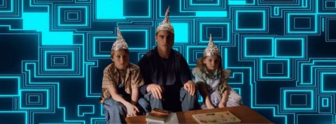 des complotiste avec des chapeaux en papier d'aluminium