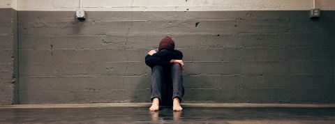 une jeunes fille qui pleure