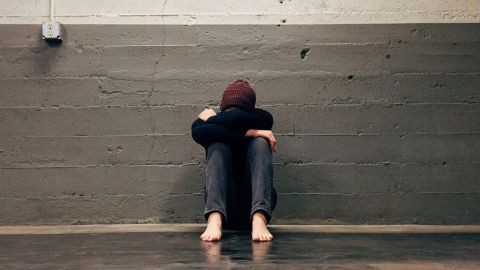 une jeunes fille qui pleure