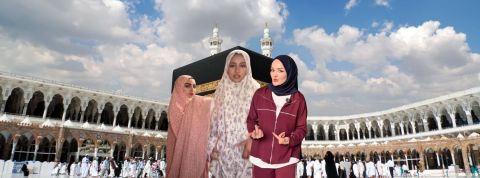 Des infleunceuses tiktok devant la Kaaba