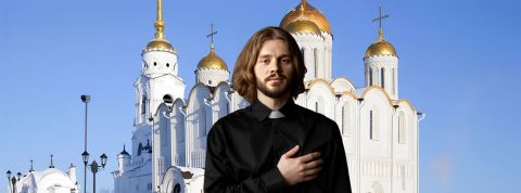 Un jeune orthodoxe sur fond d'église orthodoxe russe, à Vladimir