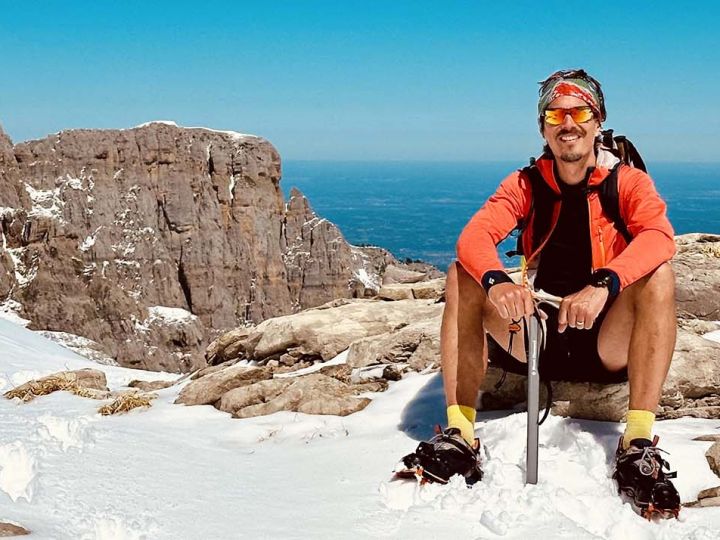 Ultra-trail sur la cîme d'une montagne