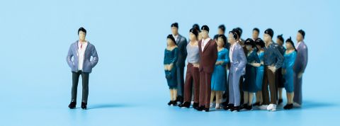 Une figurine seule à gauche et un groupe de figurines à côté