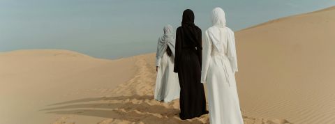 Trois femmes de dos dans le désert