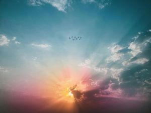 Un lever de soleil dans un ciel nuageux