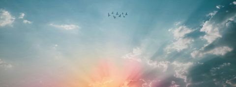 Un lever de soleil dans un ciel nuageux