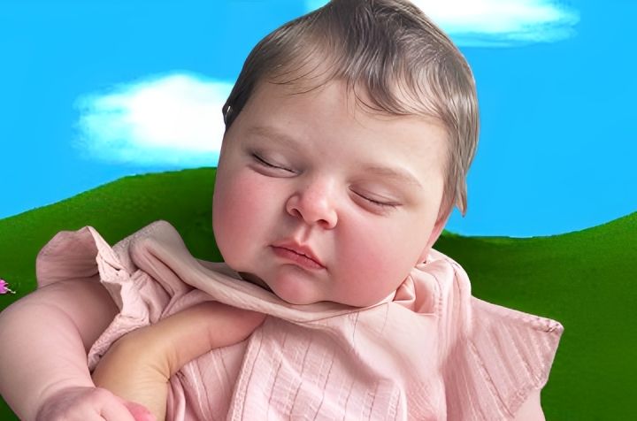 une poupée réaliste sur un fond type Teletubbies