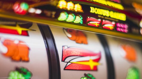 Gros plan sur une machine à sous