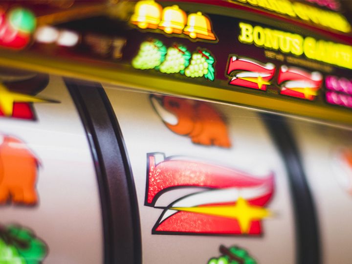 Gros plan sur une machine à sous