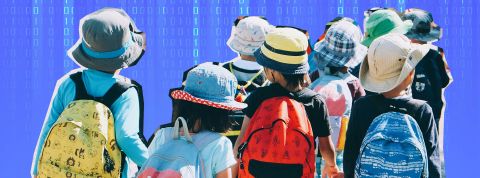 des enfants devant des lignes de code