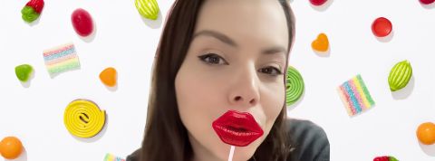 une fille avec une sucette en forme de bouche