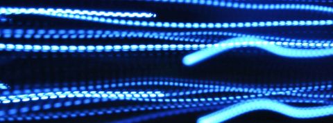 Des lignes de lumière bleue
