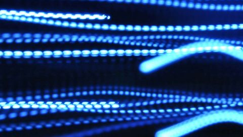 Des lignes de lumière bleue
