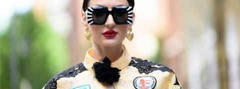 Une femme brune très stylée avec des lunettes noires